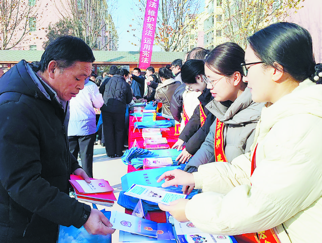 曹县多部门联动宣传宪法